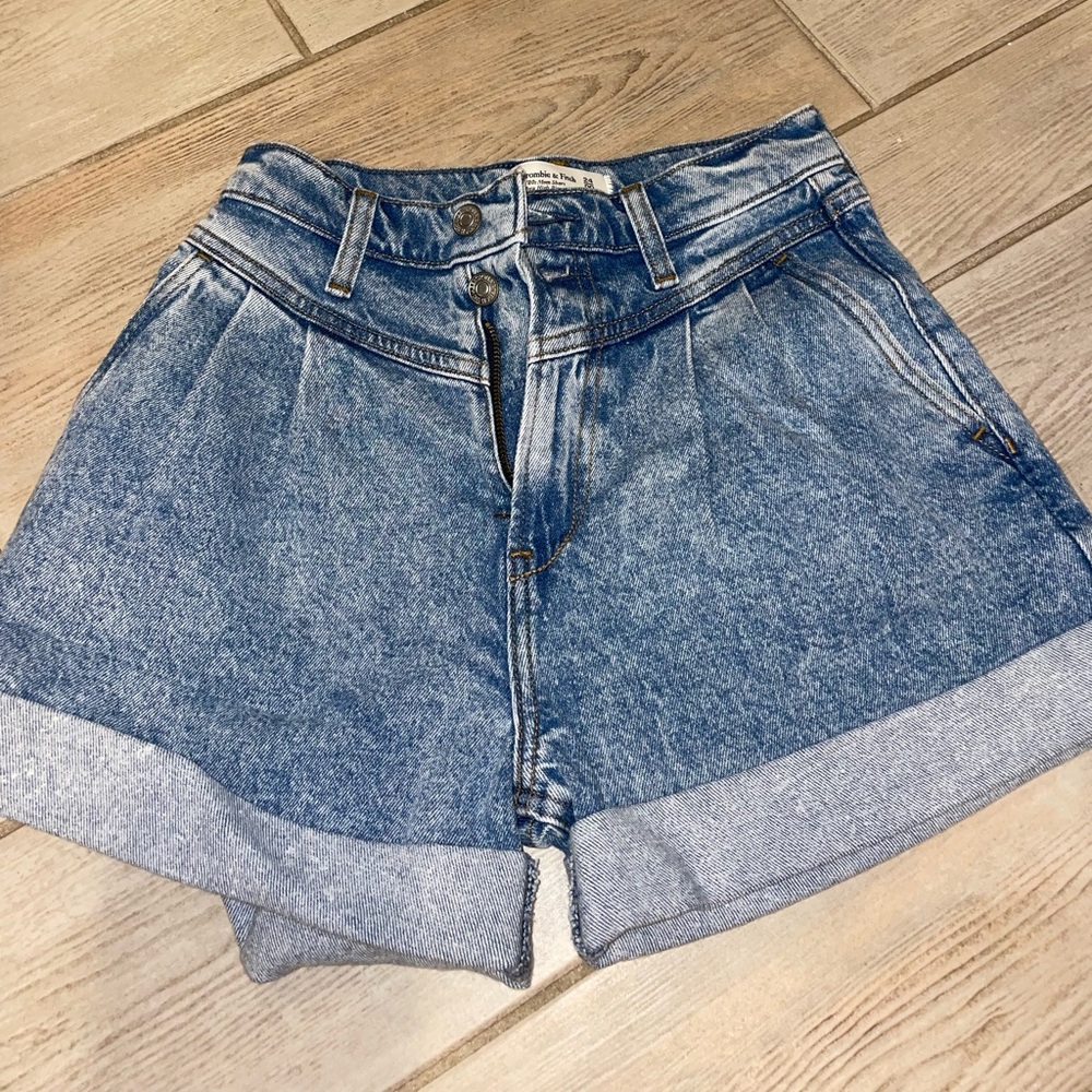 Abercrombie blue denim shorts. The 80’s mom shorts ultra high rise